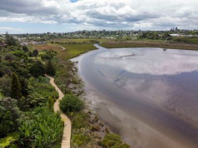 The walkway extends from Carlton Reserve to Bay Street Reserve. The walkway extends from Carlton Reserve to Bay Street Reserve.